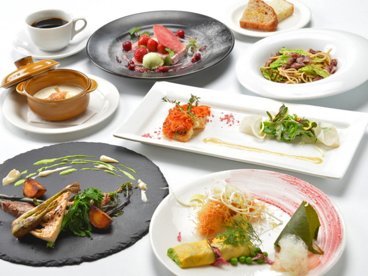 『Amalfi　四季をイメージした季節のコース』5,280円（税抜）。前菜・スープ・パスタ・お魚・お肉・デザートのフルコースです