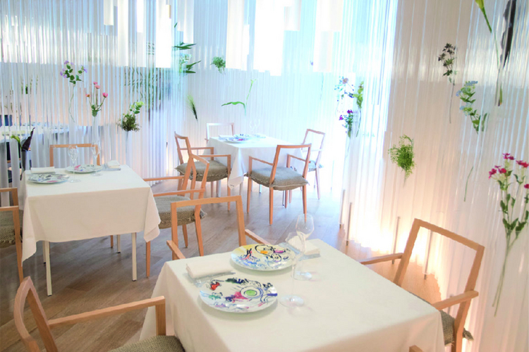 建築家・隈 研吾によるフロアは、穏やかな光に満たされた白と花の回廊