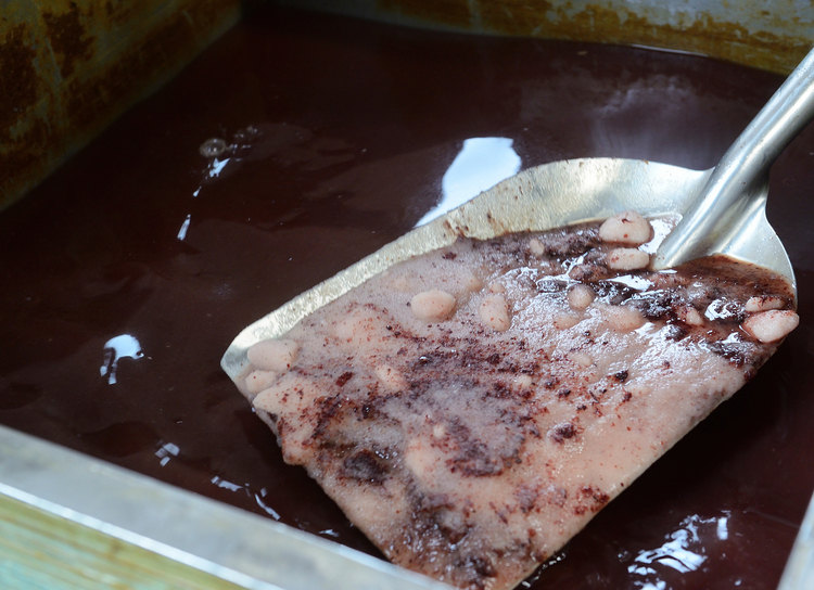 鯖のエキスで紫色に色づけされたつけ汁。底には大量の塩が！　