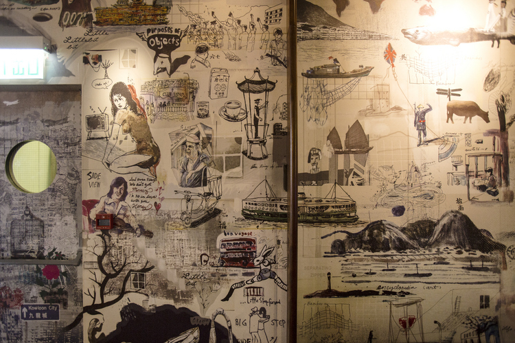 入り口から店内へと続く壁。シェフの香港に対する思い出を壁画で表現した