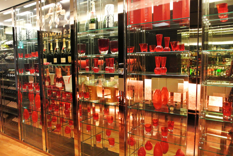 店内入口。壁一面、赤色のグラスが飾られている
