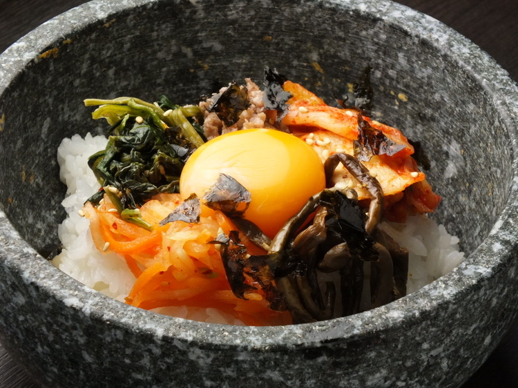 味噌と醤油が効いた黄金屋特製のタレを使用した『石焼きビビンバ』920円（税別）