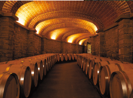 2004年に完成した醸造所の熟成庫には700個のバリック（樽）がずらり