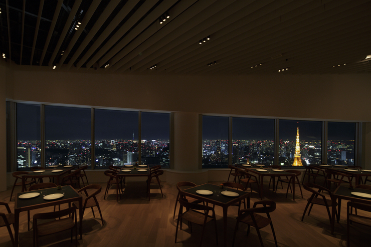 まさに天空レストラン。東京の夜景を見下ろしながら現代フレンチ