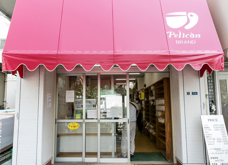 銀座線「田原町」駅から徒歩3分、朝8時の開店と当時にひっきりなしにお客さんが訪れます