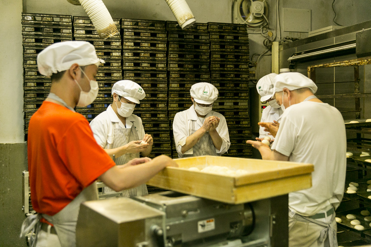 職人さんが毎朝3時30分から食パン400～500本、ロールパン4000個をつくり続けています