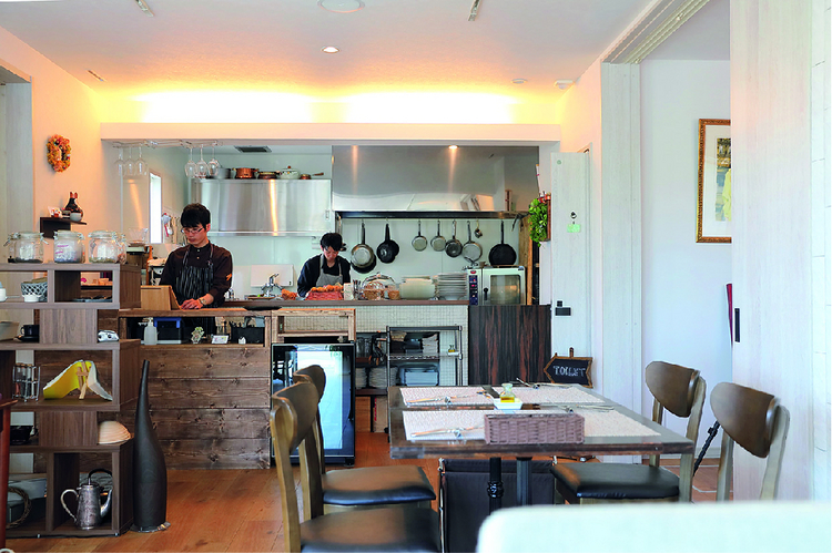 オープンキッチン＆カウンターが開放的な雰囲気。ホール係の佐藤 葵さんはブーランジェでもあり、毎日2、3種類のパンを焼く
