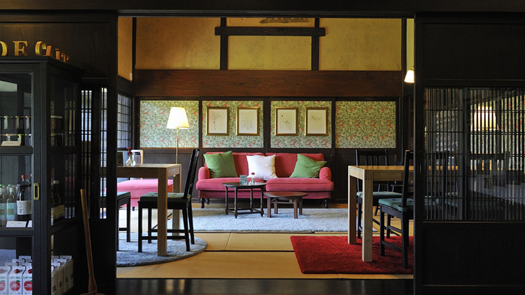 ウィリアム・モリスの壁紙、ヴィヴィットな色のソファが古民家に映えるカフェ