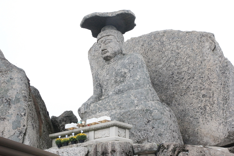 冠峰の如来坐像。9世紀頃、統一新羅時代の作とされる