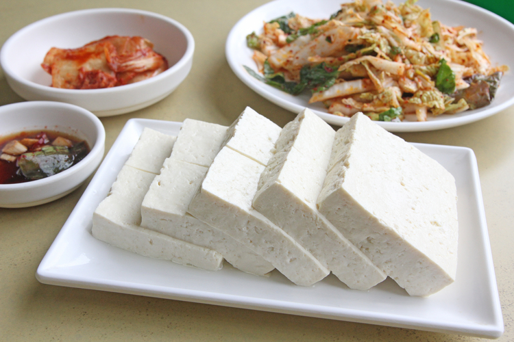 豆腐は毎朝作る。薬味醤油、浅漬けキムチと一緒に賞味