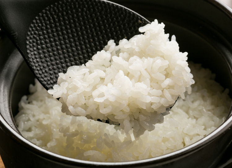 お米のハリと食感、甘みを引き出すために夏は30分、冬は1時間吸水させ、土鍋で一気に炊き上げます