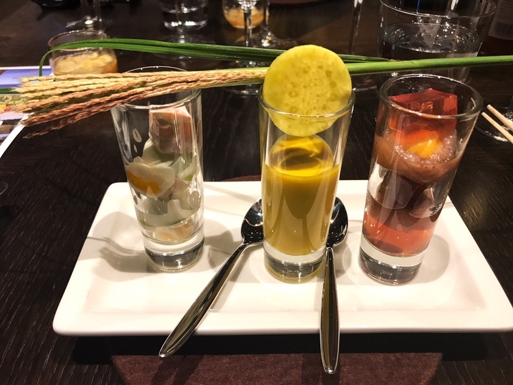 【オーベルジュ花季】の坂本シェフが作った「3本のアミューズ」。左から白桃とシャインマスカットの白和え、かぼちゃの冷製スープ、イチジクのコンポート、そして伊東の”すすき”を添えて。