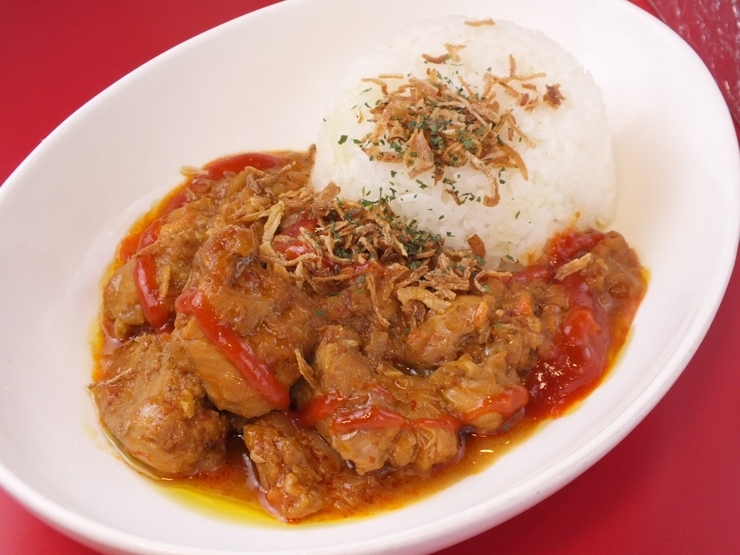 世界の料理ベスト50にも選ばれたインドネシア料理『チキンルンダン』730円（税込）